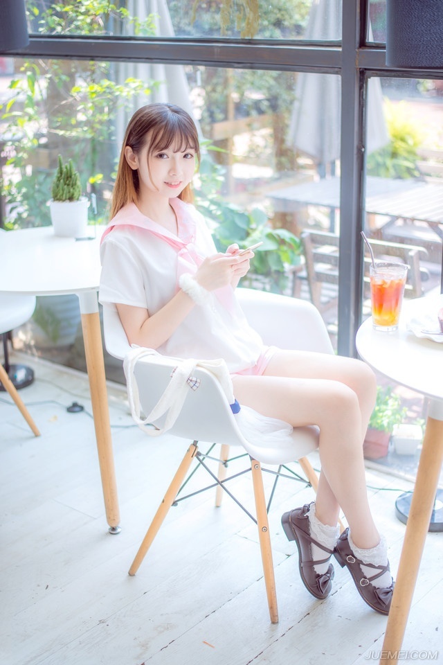 “我一个外来人都能知道，那江东俊杰，想必也能知道这点，若他们能够视线知道我今天会来这里，是个除掉我的好机会。”陈到今天的话似乎特别多。